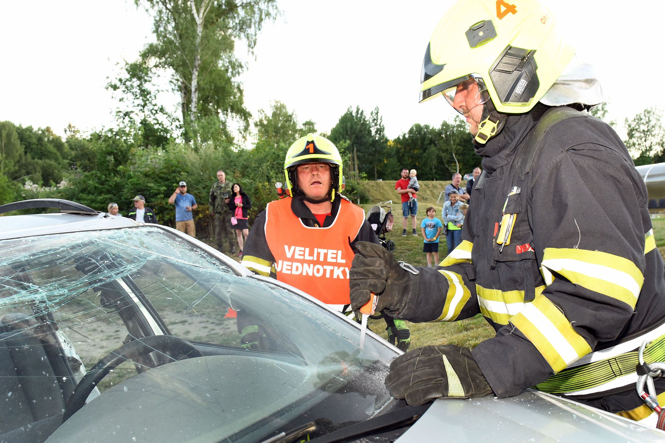 Ukázka nového nože Rescue v akci dobrovolných hasičů z Mikulášovic Nožířské slavnosti